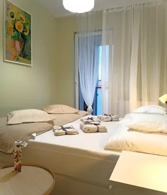 Łóżko lub łóżka w pokoju w obiekcie APARTAMENT 