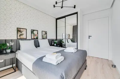 Łóżko lub łóżka w pokoju w obiekcie Rent Invest - Braniborska Apartament Parking Klimatyzacja