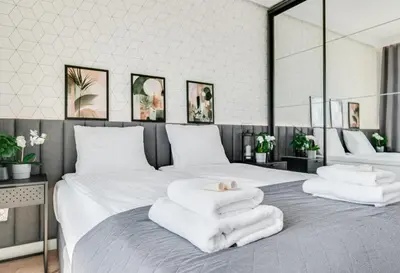 Łóżko lub łóżka w pokoju w obiekcie Rent Invest - Braniborska Apartament Parking Klimatyzacja