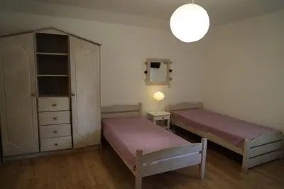 Łóżko lub łóżka w pokoju w obiekcie Stara Szkoła w Romanowie
