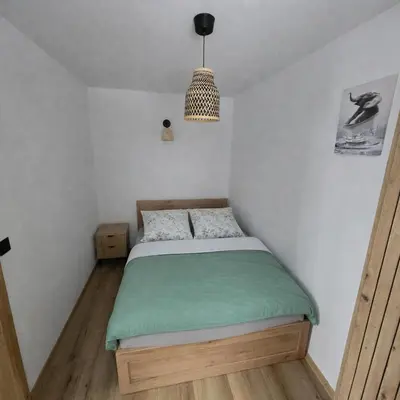 Łóżko lub łóżka w pokoju w obiekcie Apartament z kominkiem w starej kamiennicy