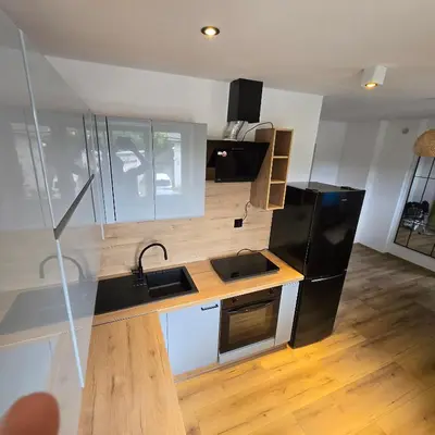 Kuchnia lub aneks kuchenny w obiekcie Apartament z kominkiem w starej kamiennicy