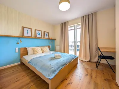 Łóżko lub łóżka w pokoju w obiekcie Reymonta Vivid Space Apartment by BookingHost
