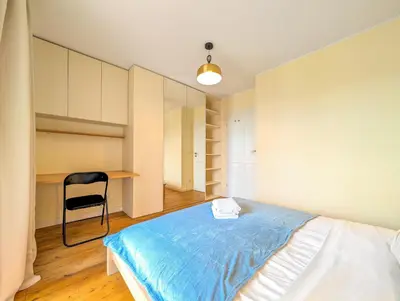 Łóżko lub łóżka w pokoju w obiekcie Reymonta Vivid Space Apartment by BookingHost