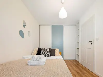 Łóżko lub łóżka w pokoju w obiekcie Reymonta Vivid Space Apartment by BookingHost