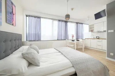 Łóżko lub łóżka w pokoju w obiekcie Bright Studio with Air Conditioning and Parking by Noclegi Renters