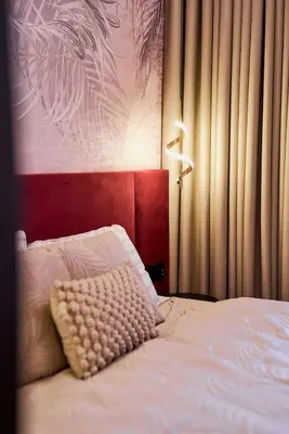 Łóżko lub łóżka w pokoju w obiekcie Polanica Park - LAGUNA - PREMIUM 3 -BURGUNDOWY