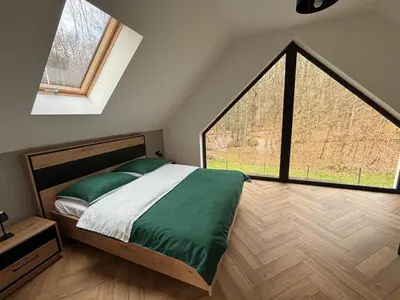 Łóżko lub łóżka w pokoju w obiekcie Domek z Sauną i Jacuzzi Leśne SPA