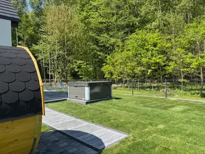 Ogród w obiekcie Domek z Sauną i Jacuzzi Leśne SPA