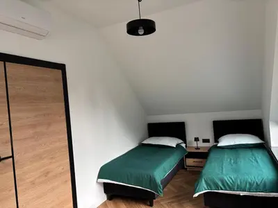 Łóżko lub łóżka w pokoju w obiekcie Domek z Sauną i Jacuzzi Leśne SPA