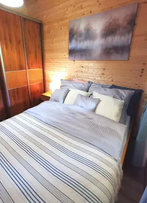 Łóżko lub łóżka w pokoju w obiekcie Domek Park Korzonek