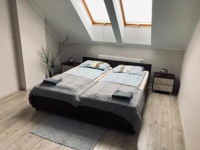 Łóżko lub łóżka w pokoju w obiekcie Kamienica pod Rakiem