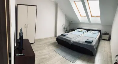 Łóżko lub łóżka w pokoju w obiekcie Kamienica pod Rakiem