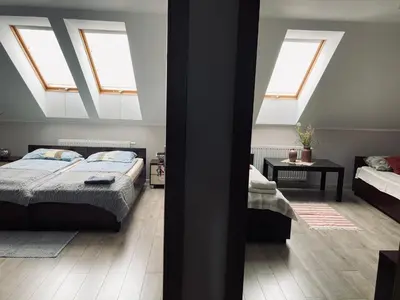Łóżko lub łóżka w pokoju w obiekcie Kamienica pod Rakiem