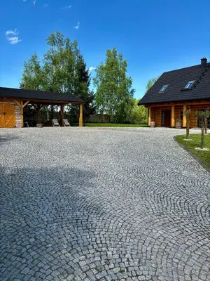 Budynek, w którym mieści się dom w stylu alpejskim