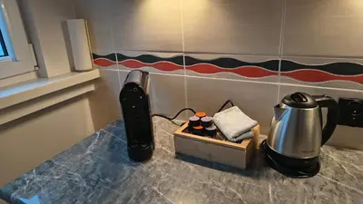 Zestaw do parzenia kawy i herbaty w obiekcie Apartament Bajka