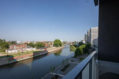Widok na rzekę nieopodal tego apartamentu