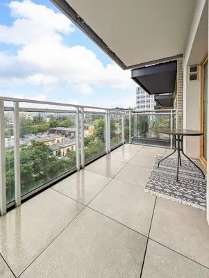 Balkon lub taras w obiekcie Riverwalk Charming Apartment by BookingHost