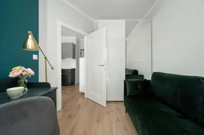 Część wypoczynkowa w obiekcie Dark Green Apartment in Wrocław Center with Desk and Balcony by Noclegi Renters