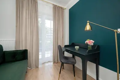 Część wypoczynkowa w obiekcie Dark Green Apartment in Wrocław Center with Desk and Balcony by Noclegi Renters