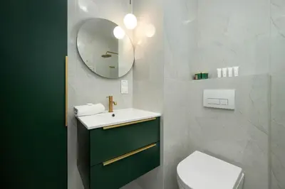 Łazienka w obiekcie Dark Green Apartment in Wrocław Center with Desk and Balcony by Noclegi Renters