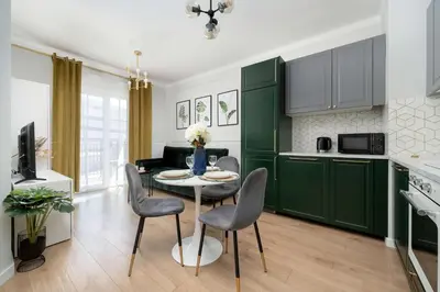 Kuchnia lub aneks kuchenny w obiekcie Dark Green Apartment in Wrocław Center with Desk and Balcony by Noclegi Renters