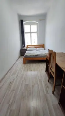 Łóżko lub łóżka w pokoju w obiekcie Aparttrans Wroclaw Botanic Garden