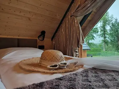 Łóżko lub łóżka w pokoju w obiekcie Nova Osada Widok na Góry - domki z prywatnym jacuzzi