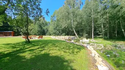 Ogród w obiekcie Domki pod Skałą