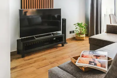 Telewizja i/lub zestaw kina domowego w obiekcie Komfortowy Apartament Jacuzzi & Balkon & 2 sypialnie