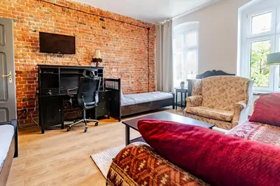 Telewizja i/lub zestaw kina domowego w obiekcie Gliwice Industrial Brick Style Apartment by BookingHost