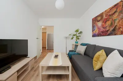 Telewizja i/lub zestaw kina domowego w obiekcie Apartment Legnicka Wroclaw with PARKING by Noclegi Renters