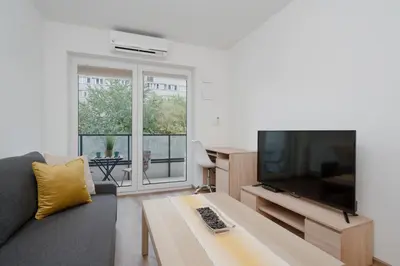 Telewizja i/lub zestaw kina domowego w obiekcie Apartment Legnicka Wroclaw with PARKING by Noclegi Renters