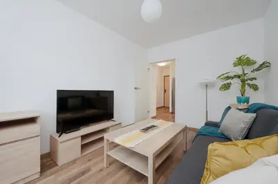 Telewizja i/lub zestaw kina domowego w obiekcie Apartment Legnicka Wroclaw with PARKING by Noclegi Renters