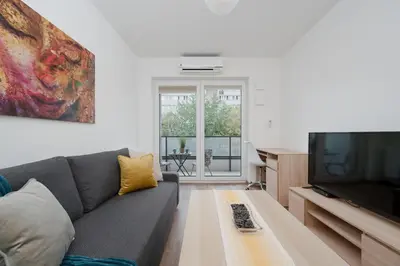 Telewizja i/lub zestaw kina domowego w obiekcie Apartment Legnicka Wroclaw with PARKING by Noclegi Renters
