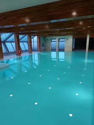 Basen w obiekcie Gminny Ośrodek Sportu i Rekreacji w Zakrzowie lub w pobliżu