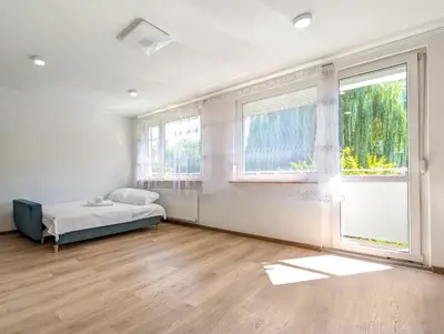 Łóżko lub łóżka w pokoju w obiekcie Hiszpańska Harmony Apartment by BookingHost
