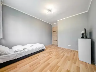 Łóżko lub łóżka w pokoju w obiekcie Hiszpańska Harmony Apartment by BookingHost