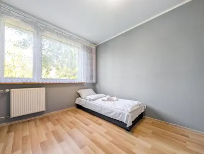 Łóżko lub łóżka w pokoju w obiekcie Hiszpańska Harmony Apartment by BookingHost