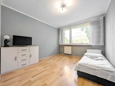 Telewizja i/lub zestaw kina domowego w obiekcie Hiszpańska Harmony Apartment by BookingHost