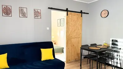 Część wypoczynkowa w obiekcie Na Skraju Lasu by LibertaRent
