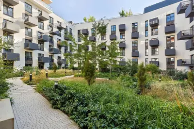 Ogród w obiekcie Modern Apartment with AC & Parking in Wrocław by Noclegi Renters