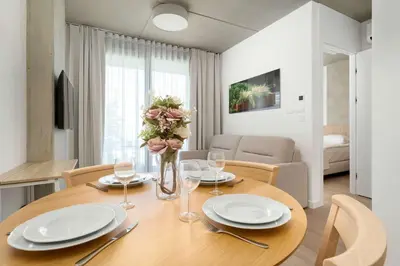 Telewizja i/lub zestaw kina domowego w obiekcie Luxury Apartments with Parking and Air Conditioning near Wrocław City Center by Renters Prestige