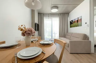 Telewizja i/lub zestaw kina domowego w obiekcie Luxury Apartments with Parking and Air Conditioning near Wrocław City Center by Renters Prestige