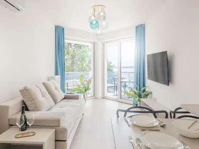 Telewizja i/lub zestaw kina domowego w obiekcie Lago Nysa Apartamenty nad Jeziorem Nyskim