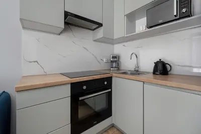 Kuchnia lub aneks kuchenny w obiekcie Tasteful Apartment Near Centennial Hall by Noclegi Renters