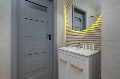 Łazienka w obiekcie Tasteful Apartment Near Centennial Hall by Noclegi Renters