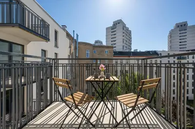 Balkon lub taras w obiekcie Tasteful Apartment Near Centennial Hall by Noclegi Renters