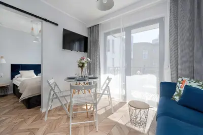Łóżko lub łóżka w pokoju w obiekcie Tasteful Apartment Near Centennial Hall by Noclegi Renters