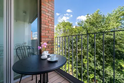 Balkon lub taras w obiekcie Księcia Witolda 60 Stylowy Apartament w Klimatycznym Budynku by Noclegi Renters